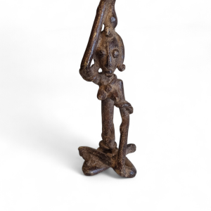 MUJER DOGON SENTADA