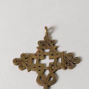 Cruz de bronce