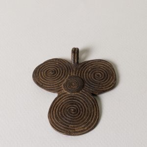Colgante de bronce envejecido hecho a mano