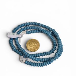 Collar de cuentas de vidrio con forma de donuts